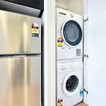 Modern Peaceful Studio Nearby Skytower & Queen St - Pool Gym & Sauna