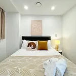 Stunning & Bright Studio In Central - Swimming Pool
