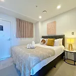 Stunning & Bright Studio In Central - Swimming Pool