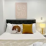 Stunning & Bright Studio In Central - Swimming Pool