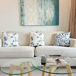 Stunning & Bright Studio In Central - Swimming Pool