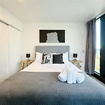 Modern 2 Bedroom Beside Skytower & Queen St In The Heart Of Cbd