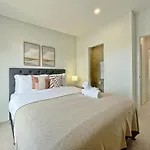 Tranquil Townhouse 2Br & 1 Study With Free Parking & Backyard