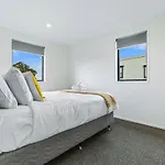 Akl Air Port 6 Km, Free Car Park, Spacious & Bright
