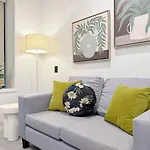 Lush City Escape - Fresh 1B Studio Near Skytower Pool Gym Saunasauna