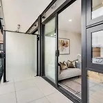 Inner City Apartment Near Skytower-Pool Gym Sauna