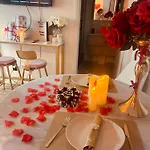 Delightful Little House & Chateau Charme Suite