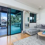 Stunning Viaduct Apartment With Harbour Views