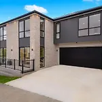 Super-Large House 7 Ensuites