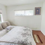 Epsom House With En-Sute