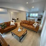 Newly Renovated 2 Bed Cottage