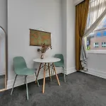 Stylish Retreat With City Views In Auckland Cbd