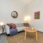 Stylish Retreat With City Views In Auckland Cbd