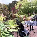 Spacious & Secluded Bush-View Suite In Kohimarama