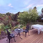 Spacious & Secluded Bush-View Suite In Kohimarama