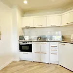 Spacious Park Views With Spa, Pool, Gym, Netflix