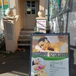 Super Place In Superb Location! Free Parking!