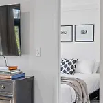 Immaculate City-Fringe Apartment