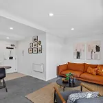 Immaculate City-Fringe Apartment