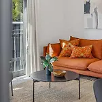 Immaculate City-Fringe Apartment