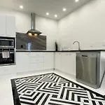 6Mins To Airport Large Family House