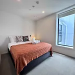 Modern Penthouse 3 Bed & 2 Bath-Skytower View-Pool