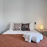 Modern Penthouse 3 Bed & 2 Bath-Skytower View-Pool