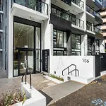 Modern Penthouse 3 Bed & 2 Bath-Skytower View-Pool