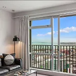 Luxury 2Br Apt In Cbd Pool, Gym, Prime Spot