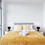Free Parking Spacious 2Br Apt Walk To Sky Tower