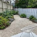 Own Sunny Quiet Haven, Own 1 Bedroom House & Garden With Car Park, Central To Airport, Cbd & Sylvia Park Mall