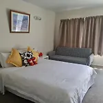 Sunny Private Studio In Central Epsom