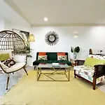 Spacious Park Views With Spa, Pool, Gym, Netflix