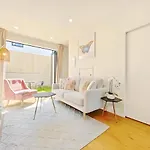 2Br City Townhouse With Air Con Courtyard And Parking
