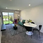 Well-Furnished Auckland Stunner