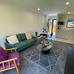 Well-Furnished Auckland Stunner