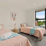 Modern And Bright Auckland 2 Bed