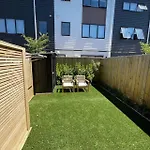 Well-Furnished Auckland Stunner
