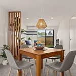 Warm And Bright 2 Bed Townhouse