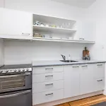 Stylish Retreat With City Views In Auckland Cbd