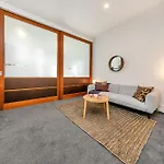 Stylish Retreat With City Views In Auckland Cbd