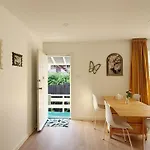 Free Parking A Fully Renovated Century Old Building, Just A 5 Minute Drive To The City Center Unit 4