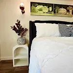 Boutique Guest House - New Reno - Kitchenette-Bathroom-Washer&Dryer