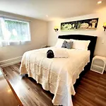 Boutique Guest House - New Reno - Kitchenette-Bathroom-Washer&Dryer