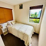Two Bedroom Airport Flat Free Wi-Fi Parking Peaceful Stay