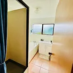 Two Bedroom Airport Flat Free Wi-Fi Parking Peaceful Stay