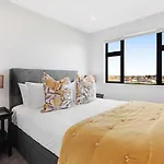 Fantastic Favona Style And Luxury 3 Bedroom And 2 Bath