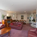 Elegant Central City Pad Apartment