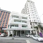 Bright And Airy One Bedroom Apartment:Great Views!