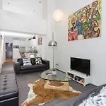 Central And Stylish 2 Bed Apartment